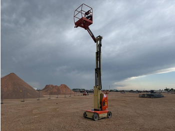 Vertical mast lift JLG