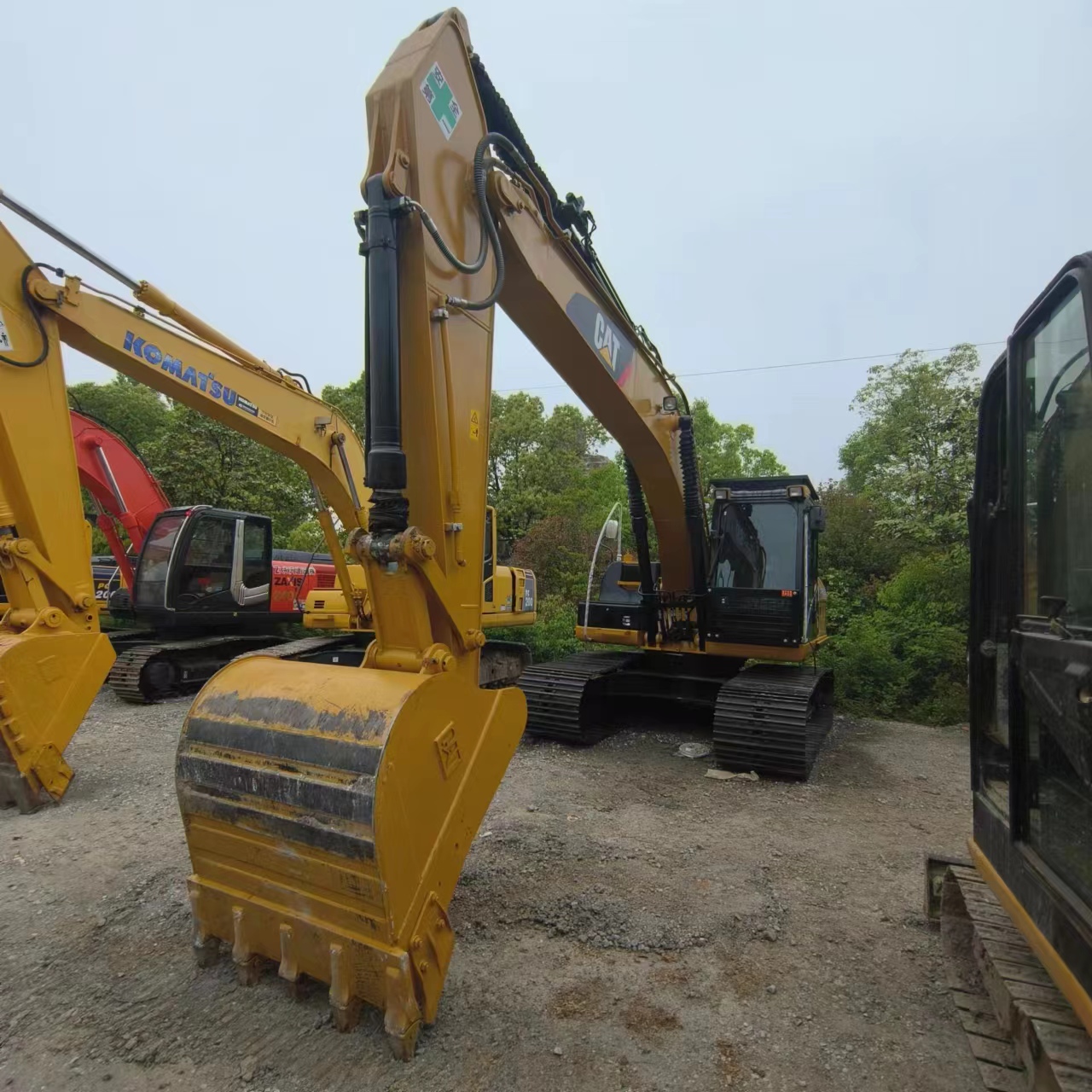 Crawler excavator CATERPILLAR 320D2: picture 2