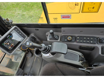 Crawler excavator JCB: picture 5