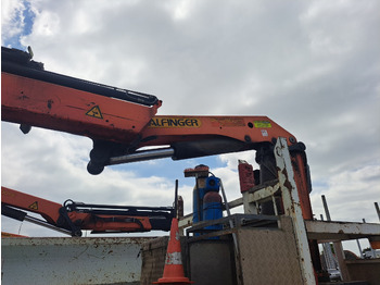 Dropside/ Flatbed truck, Crane truck RENAULT Kerax 370dci 4x4 plateau grue Palfinger pk29002: picture 2
