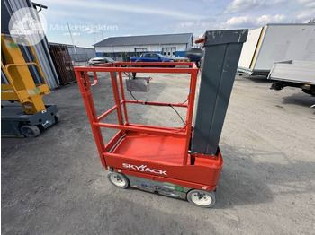 Vertical mast lift SKYJACK