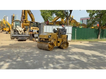 Road roller CATERPILLAR CB24B: picture 3