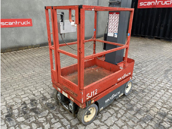 Vertical mast lift SKYJACK
