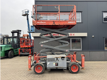 Scissor lift Skyjack SJ 6826RT Schaarhoogwerker / Scissor / Arbeitsbuhne 2015 4X4 Kubota Diesel 10M Werkhoogte: picture 5 Scissor lift Skyjack SJ 6826RT Schaarhoogwerker / Scissor / Arbeitsbuhne 2015 4X4 Kubota Diesel 10M Werkhoogte: picture 5