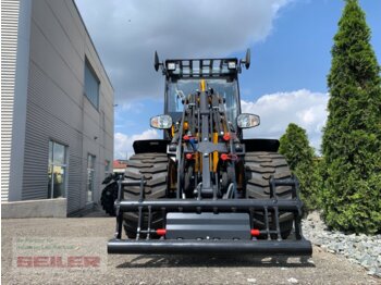 New Compact loader JCB 403 Agri Plus: picture 3