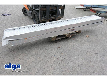 Low loader trailer