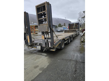 Low loader semi-trailer