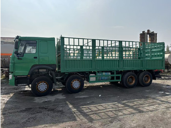 Dropside/ Flatbed truck for transportation of bulk materials SINOTRUK HOWO 420hp 8x4 fence truck: picture 3