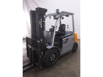Electric forklift STILL