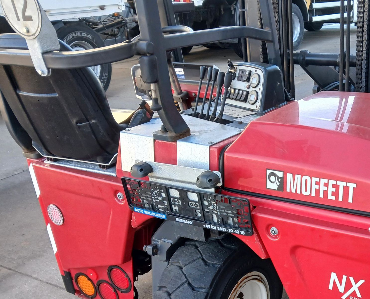 Moffett 4 Wege Mitnahmestapler M4 25.4 /ALLRAD nur 650h - Truck mounted forklift: picture 5 Moffett 4 Wege Mitnahmestapler M4 25.4 /ALLRAD nur 650h - Truck mounted forklift: picture 5