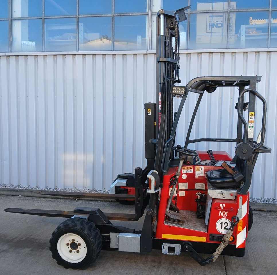 Moffett 4 Wege Mitnahmestapler M4 25.4 /ALLRAD nur 650h - Truck mounted forklift: picture 3 Moffett 4 Wege Mitnahmestapler M4 25.4 /ALLRAD nur 650h - Truck mounted forklift: picture 3