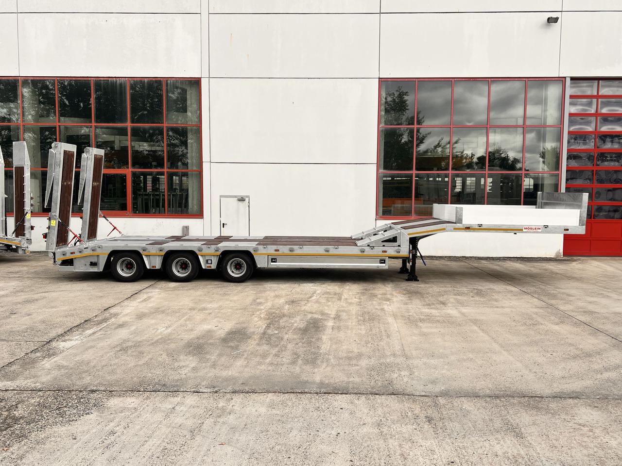 Möslein ST 3 3 Achs Satteltieflader neu - Low loader semi-trailer: picture 1 Möslein ST 3 3 Achs Satteltieflader neu - Low loader semi-trailer: picture 1