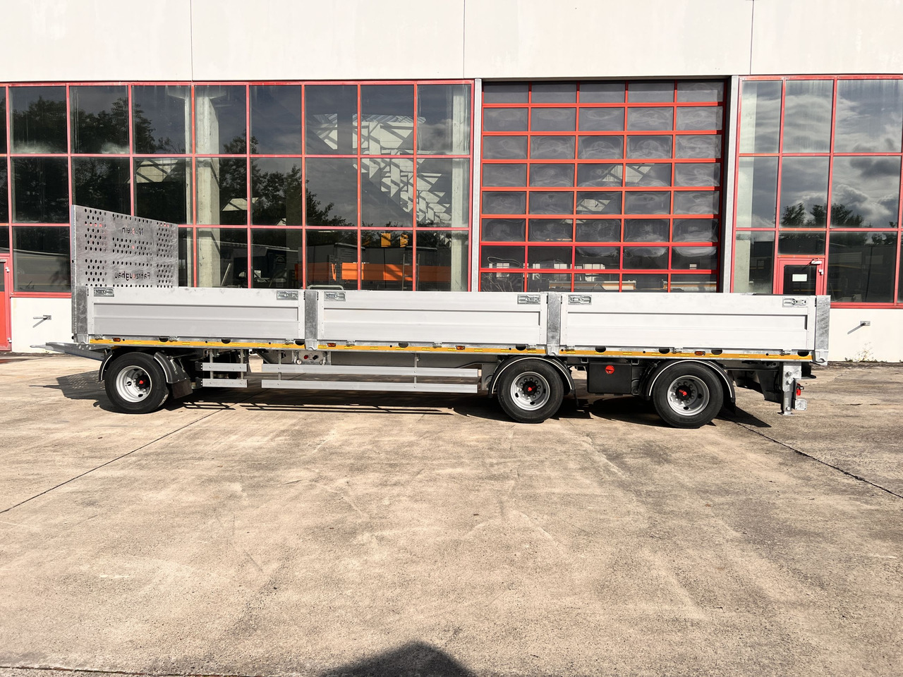 Möslein T 3 Plato 9 m 3 Achs Jumbo- Plato- Anhänger 9 m, Mega - Dropside/ Flatbed trailer: picture 1 Möslein T 3 Plato 9 m 3 Achs Jumbo- Plato- Anhänger 9 m, Mega - Dropside/ Flatbed trailer: picture 1