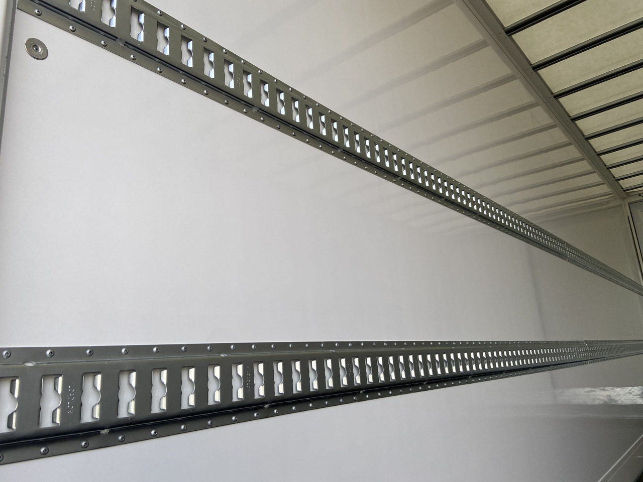 Möslein TKO 105 D 7m weiß Tandem- Koffer, Durchladbar, -- Neufahrzeug -- - Closed box trailer: picture 5 Möslein TKO 105 D 7m weiß Tandem- Koffer, Durchladbar, -- Neufahrzeug -- - Closed box trailer: picture 5