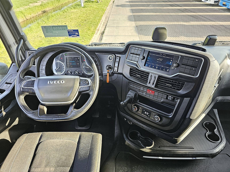 Interior photo 1: Container transporter/ Swap body truck Iveco S-WAY AS260S46 LNG INT. STEERAXLE
