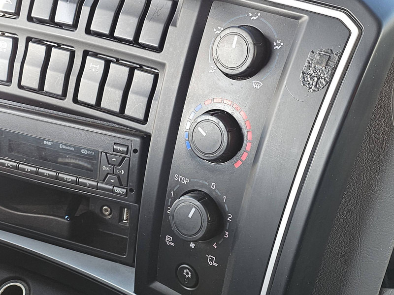 Box truck Renault D 220 AIRCO LIFT SIDE DOOR: picture 8 Box truck Renault D 220 AIRCO LIFT SIDE DOOR: picture 8