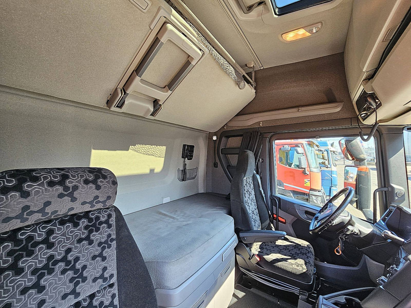 Interior photo 2: Curtainsider truck Scania S450 6x2*4