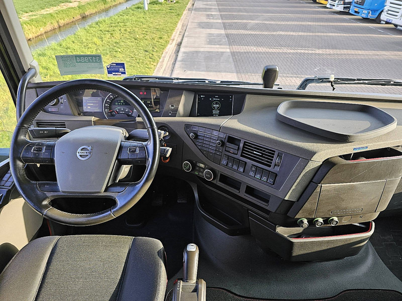 Interior photo 1: Tractor unit Volvo FH 460 PTO+HYDR. VOITH RET.