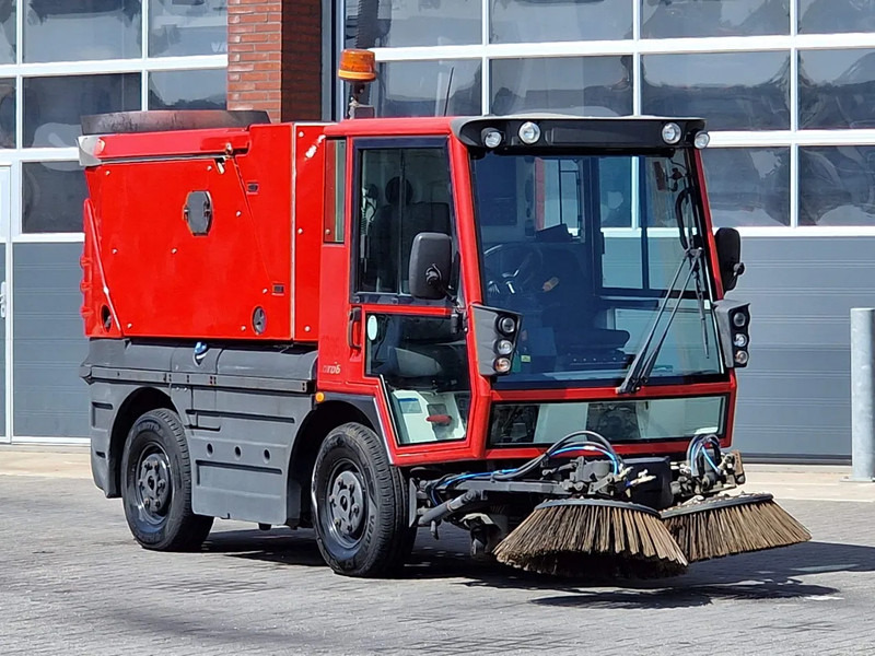 Schmidt Swingo 200 + - 4 wheel steering - Dutch Registration - Industrial sweeper: picture 1 Schmidt Swingo 200 + - 4 wheel steering - Dutch Registration - Industrial sweeper: picture 1