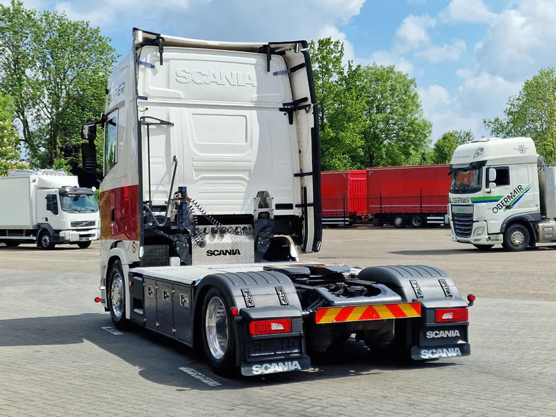 Scania S520 V8 NGS Highline 4x2 - Low deck - Retarder - Custom interior - Night clima - Full air - Led - Navi - Tractor unit: picture 5 Scania S520 V8 NGS Highline 4x2 - Low deck - Retarder - Custom interior - Night clima - Full air - Led - Navi - Tractor unit: picture 5