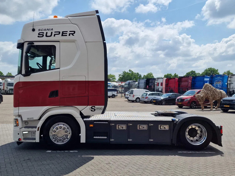 Scania S520 V8 NGS Highline 4x2 - Low deck - Retarder - Custom interior - Night clima - Full air - Led - Navi - Tractor unit: picture 4 Scania S520 V8 NGS Highline 4x2 - Low deck - Retarder - Custom interior - Night clima - Full air - Led - Navi - Tractor unit: picture 4