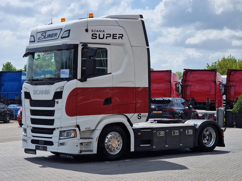 Scania S520 V8 NGS Highline 4x2 - Low deck - Retarder - Custom interior - Night clima - Full air - Led - Navi - Tractor unit: picture 3 Scania S520 V8 NGS Highline 4x2 - Low deck - Retarder - Custom interior - Night clima - Full air - Led - Navi - Tractor unit: picture 3
