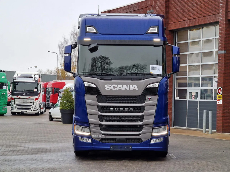 Scania S560 Highline 4x2 - Full spec - Retader - Night clima - Full air - Facelift - 2x tank - Tractor unit: picture 2 Scania S560 Highline 4x2 - Full spec - Retader - Night clima - Full air - Facelift - 2x tank - Tractor unit: picture 2
