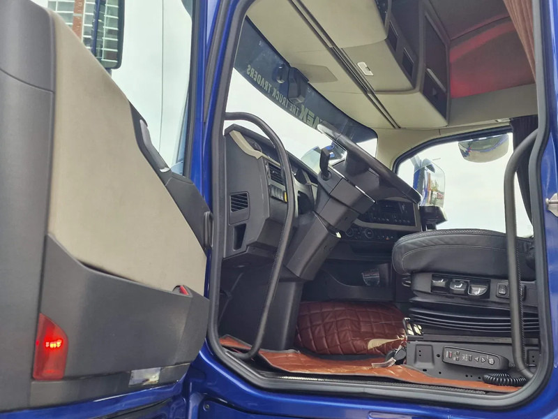 Tractor unit Volvo FH 13.500 Globetrotter 4x2 - Full air - Bull bar - Leather - Fridge - Lightbar: picture 9 Tractor unit Volvo FH 13.500 Globetrotter 4x2 - Full air - Bull bar - Leather - Fridge - Lightbar: picture 9