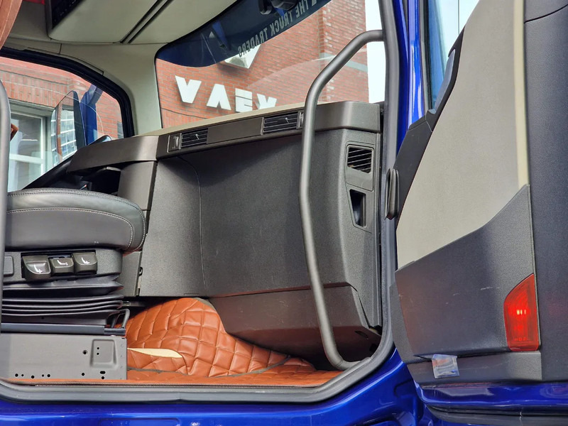 Tractor unit Volvo FH 13.500 Globetrotter 4x2 - Full air - Bull bar - Leather - Fridge - Lightbar: picture 17 Tractor unit Volvo FH 13.500 Globetrotter 4x2 - Full air - Bull bar - Leather - Fridge - Lightbar: picture 17