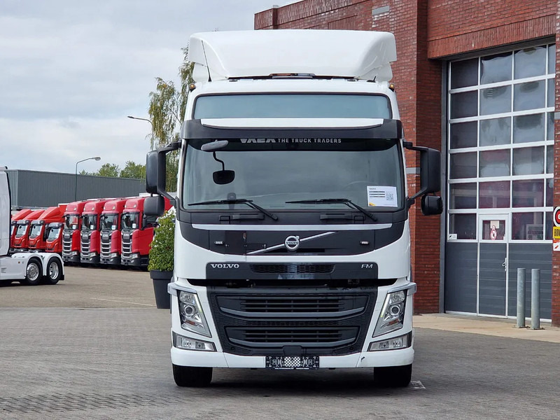 Volvo FM 380 Globetrotter 6x2 Chassis - Loadlift - 4.90 WB - Full air - Low KM - Cab chassis truck: picture 2 Volvo FM 380 Globetrotter 6x2 Chassis - Loadlift - 4.90 WB - Full air - Low KM - Cab chassis truck: picture 2