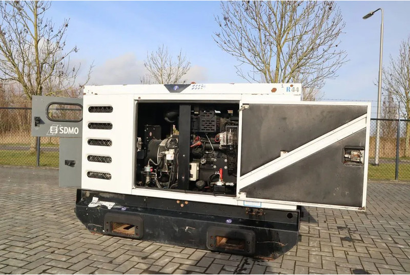 Generator set SDMO R44C3 | 44 KVA | GOOD WORKING: picture 6