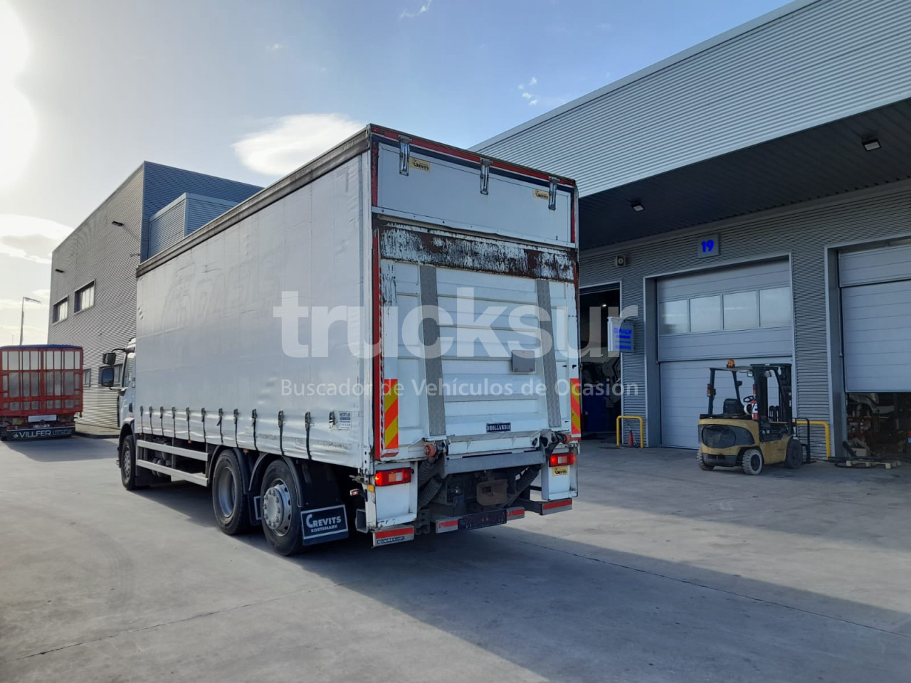RENAULT D320.26 ejes 6x2*4 - Curtainsider truck: picture 4 RENAULT D320.26 ejes 6x2*4 - Curtainsider truck: picture 4