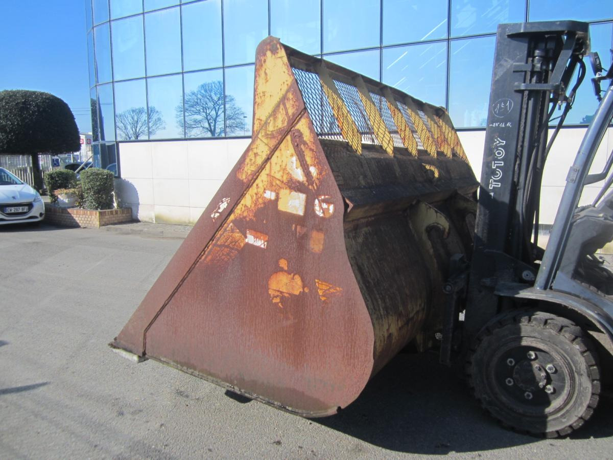 NC CHARGEUR - Loader bucket for Construction machinery: picture 2 NC CHARGEUR - Loader bucket for Construction machinery: picture 2