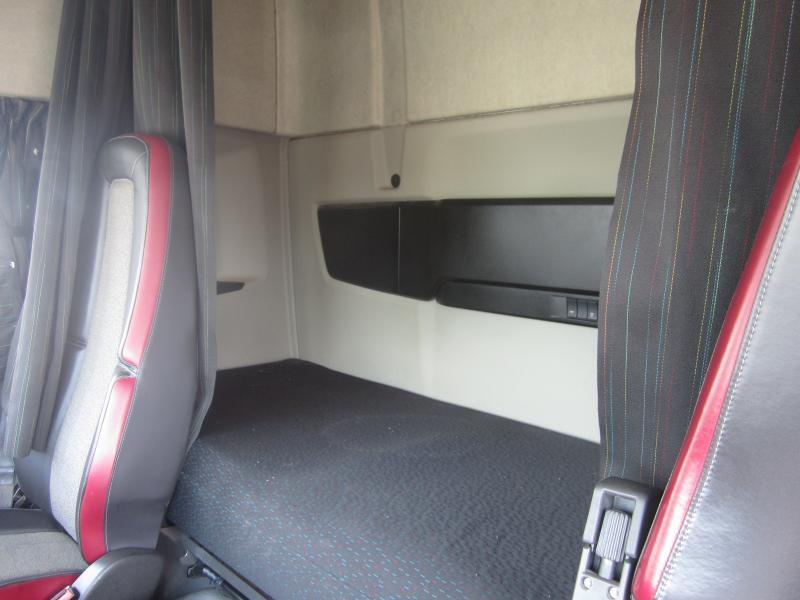 Tractor unit Volvo FMX 460: picture 8