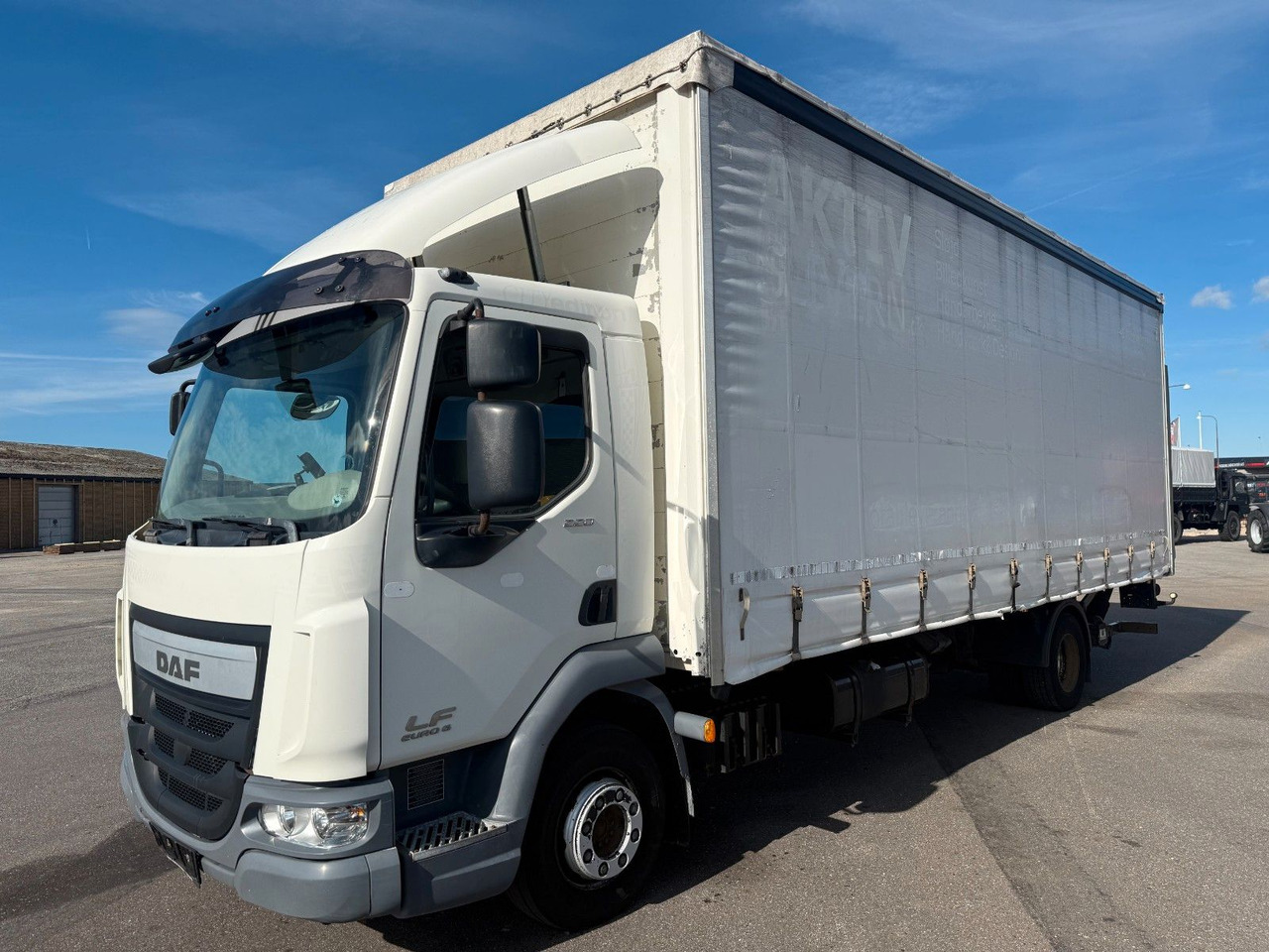 DAF LF 45 /220 4x2 Curtainsider and Taillift Euro 6 - Curtainsider truck: picture 1 DAF LF 45 /220 4x2 Curtainsider and Taillift Euro 6 - Curtainsider truck: picture 1