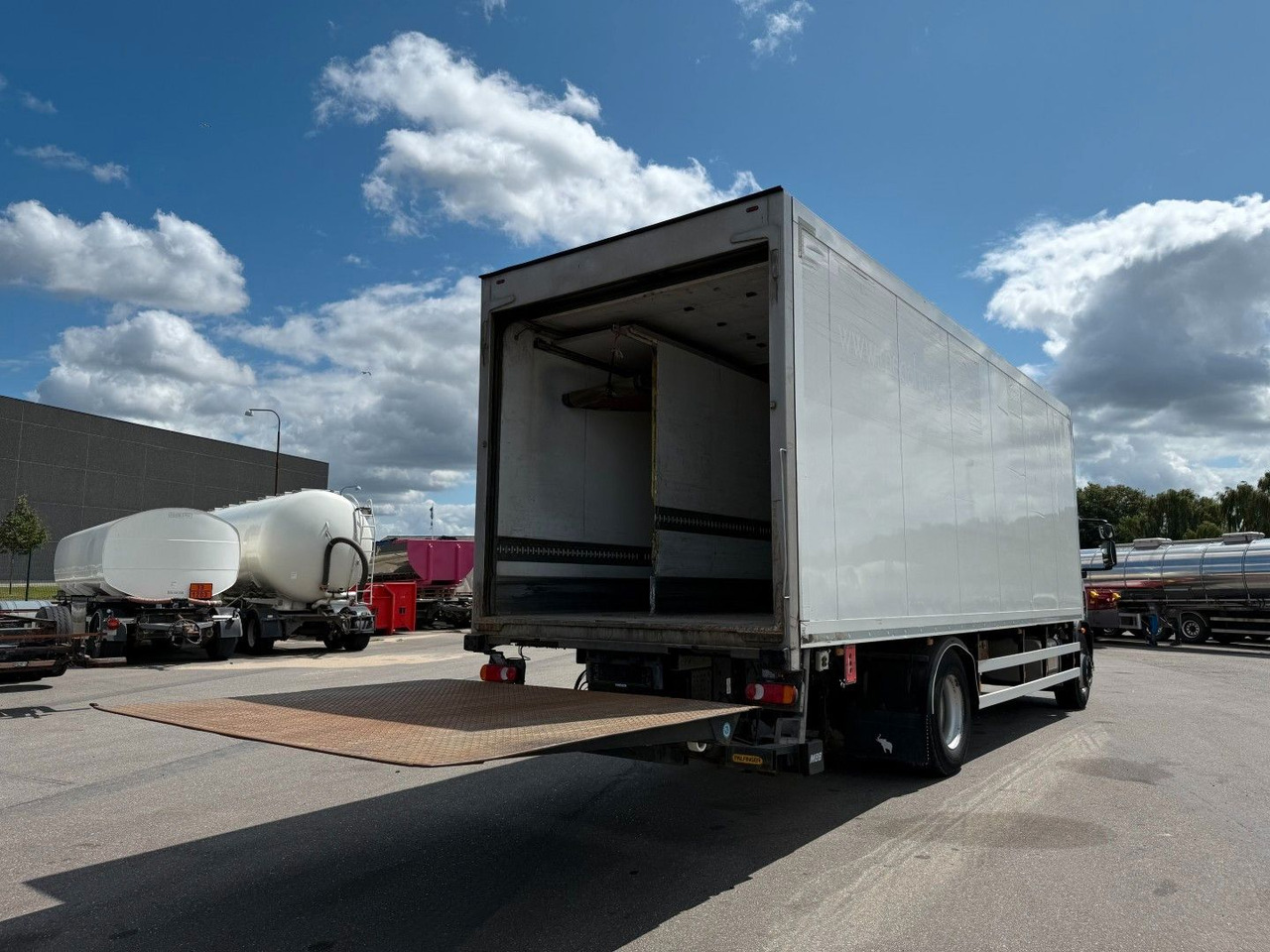 Refrigerator truck Iveco 180E32 Schmitz / Thermo King T-1200R Spectrum Iveco 180E32 Schmitz / Thermo King T-1200R Spectrum: picture 11