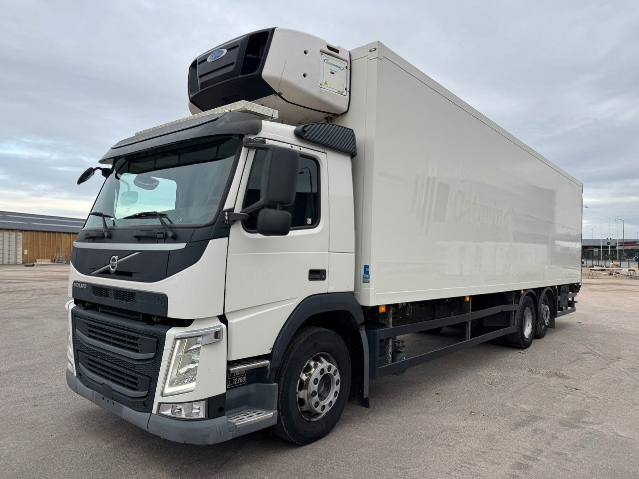 Volvo FM330 6x2*4 Carrier Supra 1250 Mt 9,9m (defekt f - Refrigerator truck: picture 1 Volvo FM330 6x2*4 Carrier Supra 1250 Mt 9,9m (defekt f - Refrigerator truck: picture 1