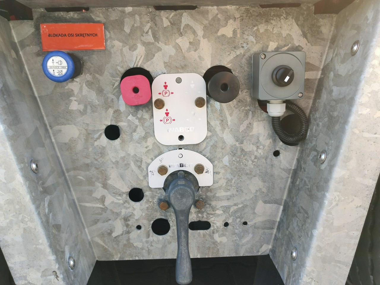 Low loader semi-trailer EMTECH Ład-33.3 tony 3osie Tylna oś skrętna Przednia Podnoszona: picture 29 Low loader semi-trailer EMTECH Ład-33.3 tony 3osie Tylna oś skrętna Przednia Podnoszona: picture 29