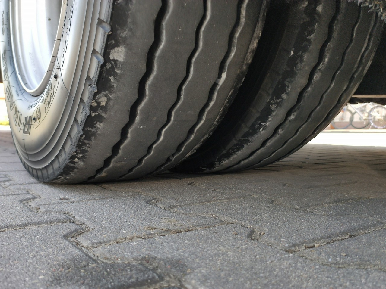 Low loader semi-trailer EMTECH Ład-33.3 tony 3osie Tylna oś skrętna Przednia Podnoszona: picture 27 Low loader semi-trailer EMTECH Ład-33.3 tony 3osie Tylna oś skrętna Przednia Podnoszona: picture 27