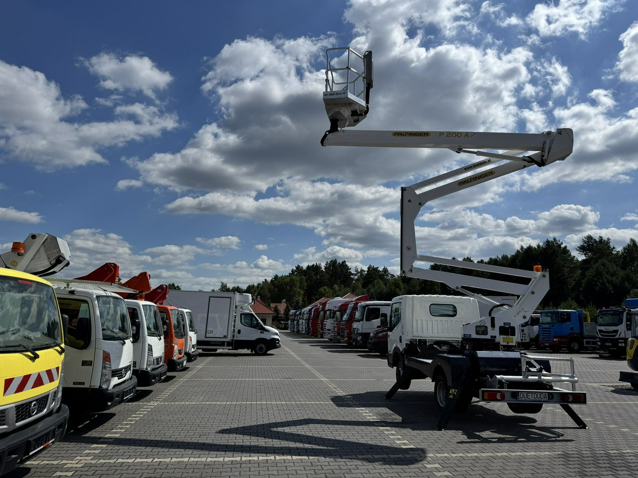 Truck mounted aerial platform Nissan Cabstar: picture 20