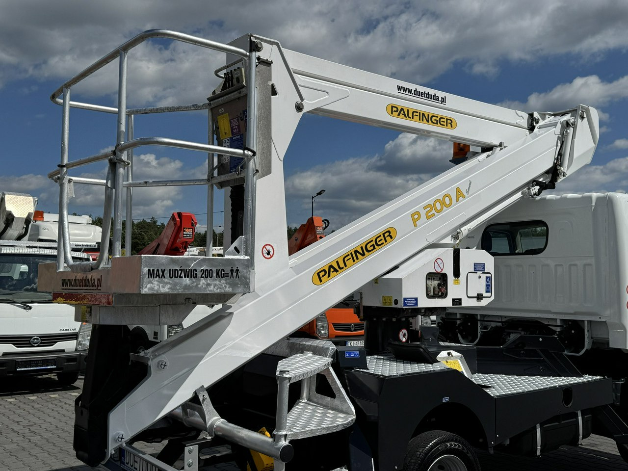 Truck mounted aerial platform Nissan Cabstar: picture 11