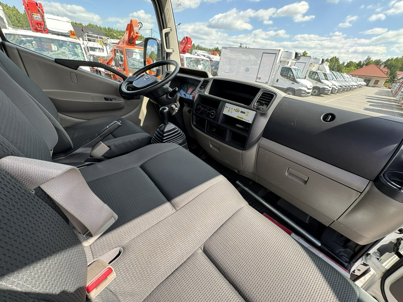 Truck mounted aerial platform Nissan Cabstar: picture 29