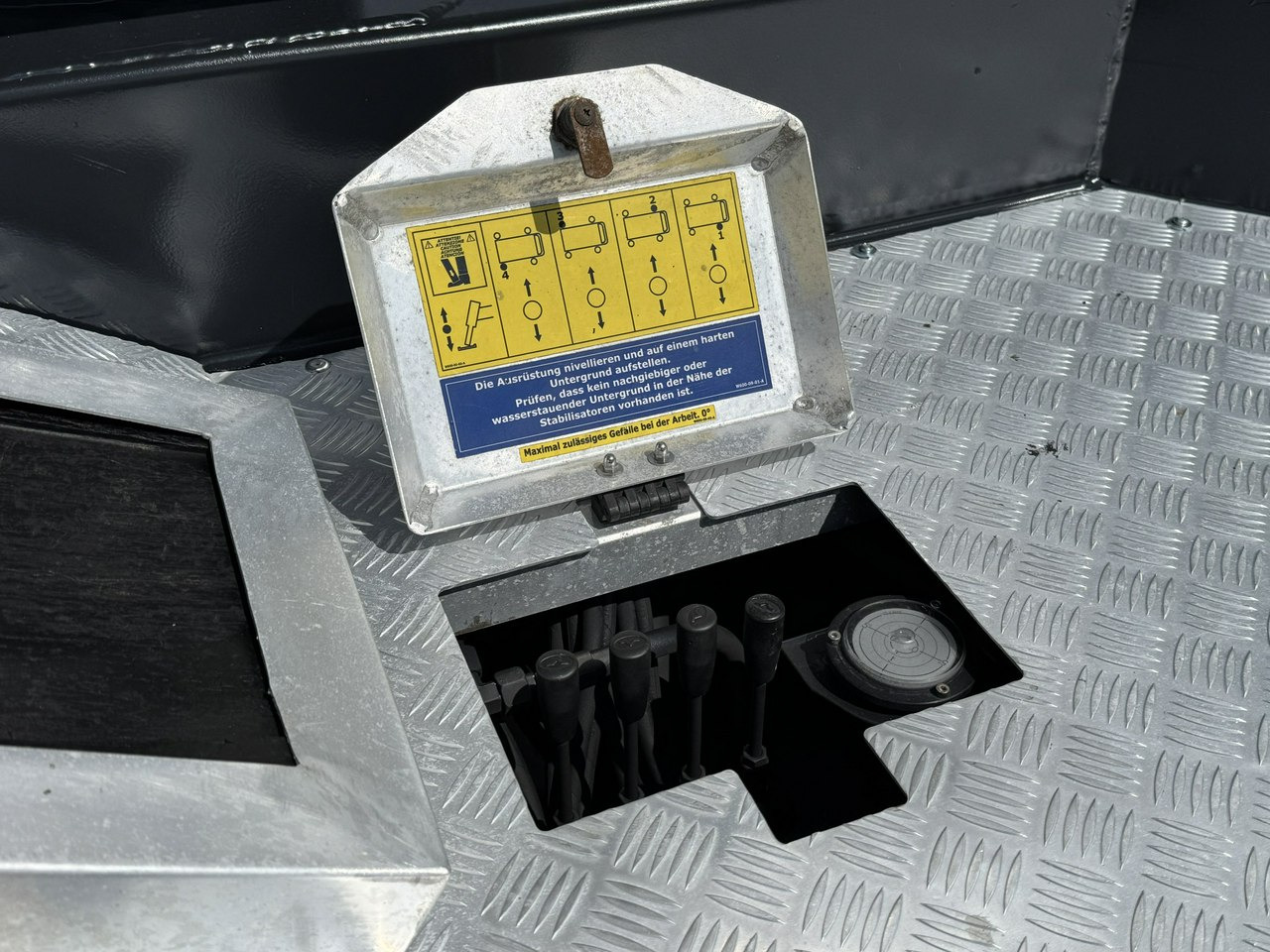 Truck mounted aerial platform Nissan Cabstar: picture 17