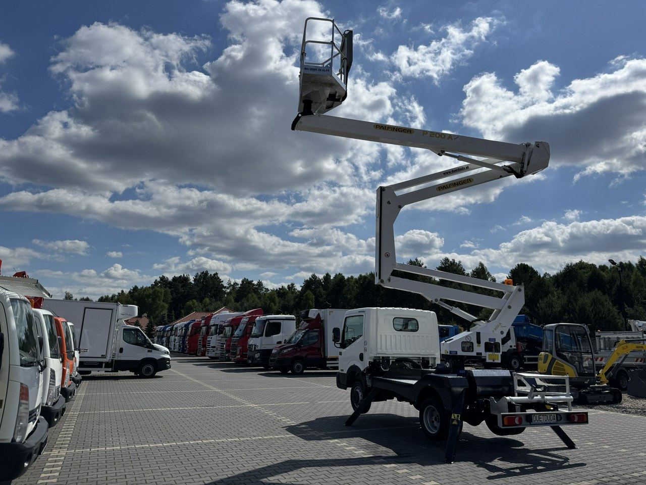 Truck mounted aerial platform Nissan Cabstar: picture 18