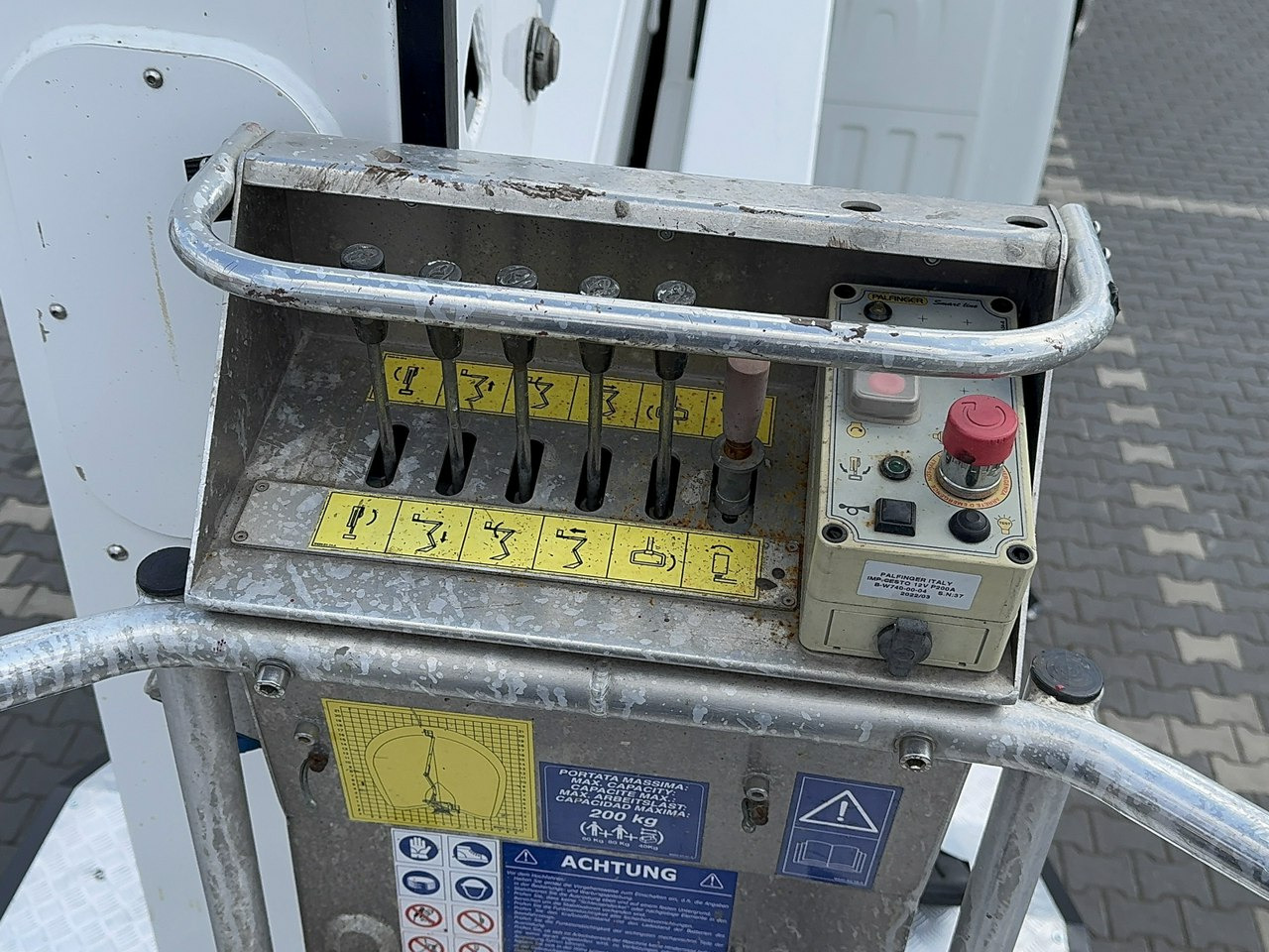 Truck mounted aerial platform Nissan Cabstar: picture 12