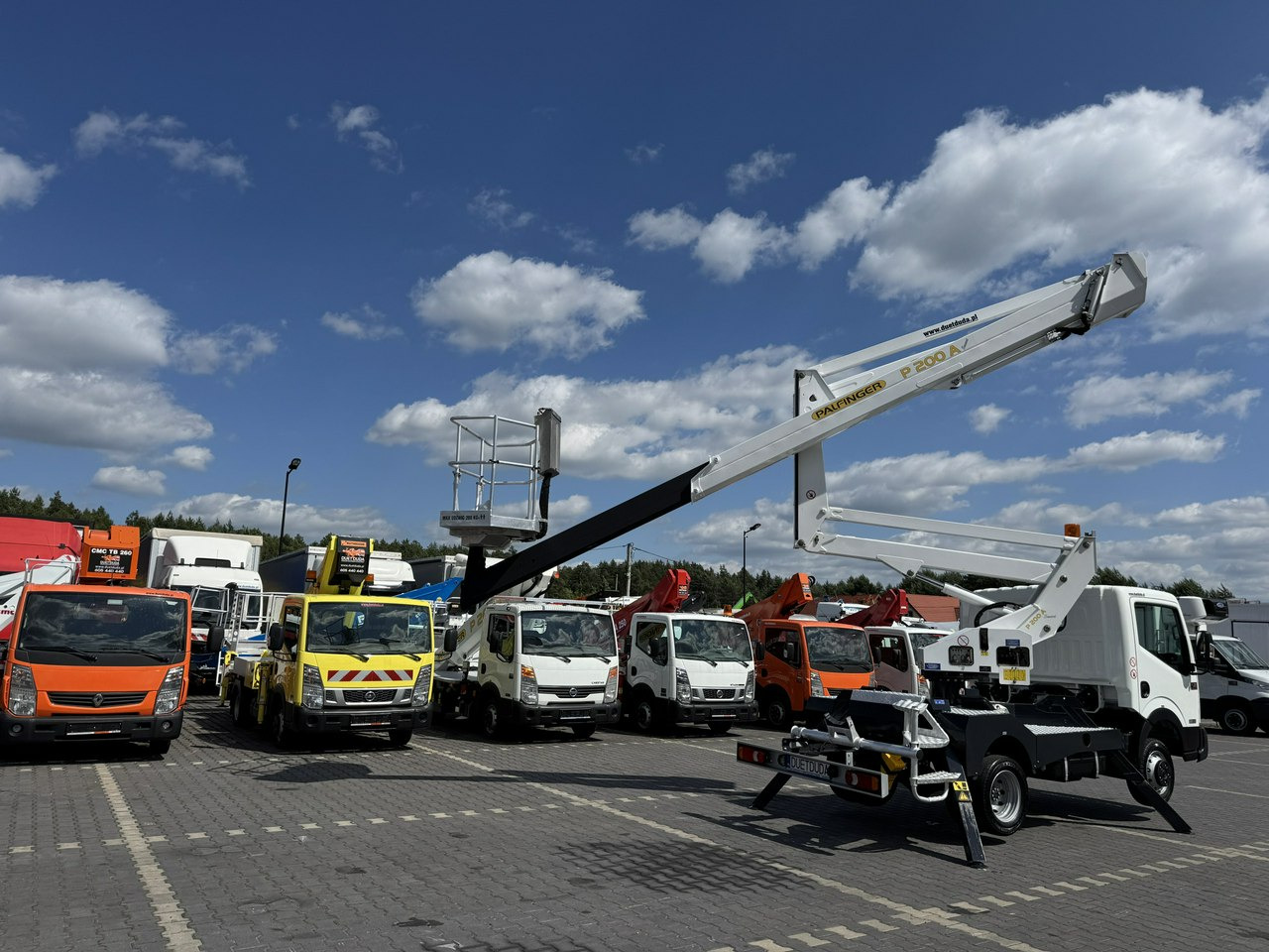 Truck mounted aerial platform Nissan Cabstar: picture 19