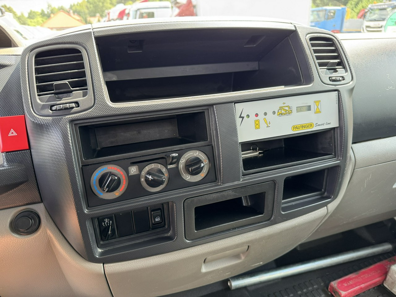 Truck mounted aerial platform Nissan Cabstar: picture 26