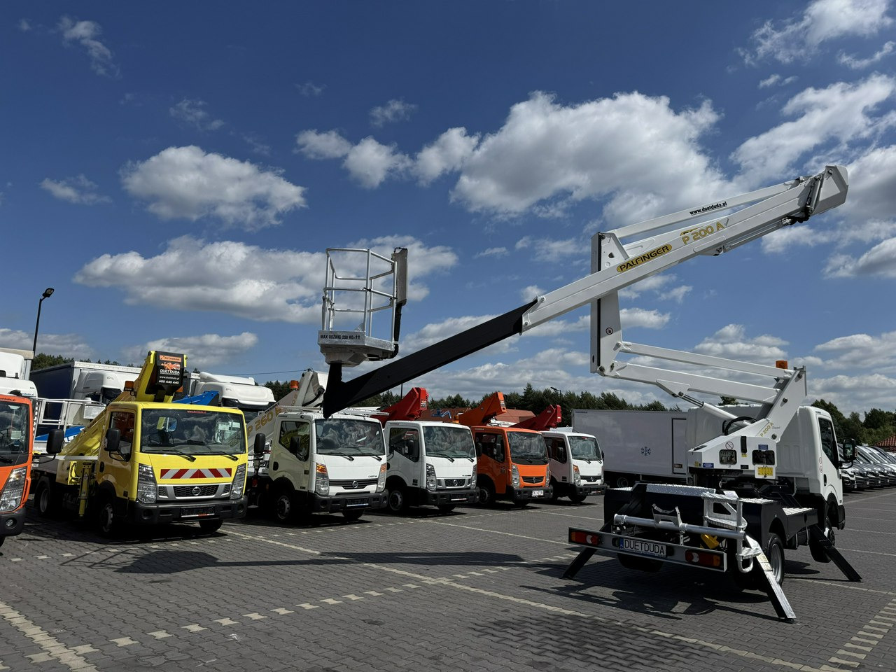 Truck mounted aerial platform Nissan Cabstar: picture 21