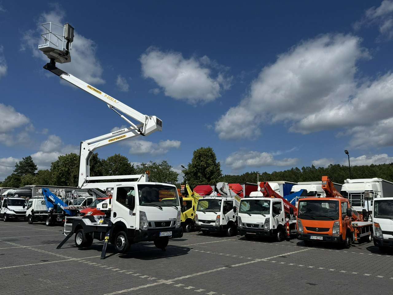 Truck mounted aerial platform Nissan Cabstar: picture 6