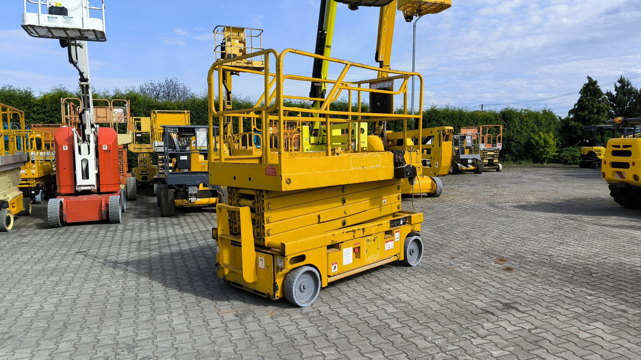 HULOTTE Compact 12 - Scissor lift: picture 1 HULOTTE Compact 12 - Scissor lift: picture 1